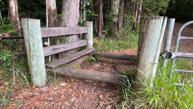 LIM_fence_gates_fig_horse step overs42.jpg